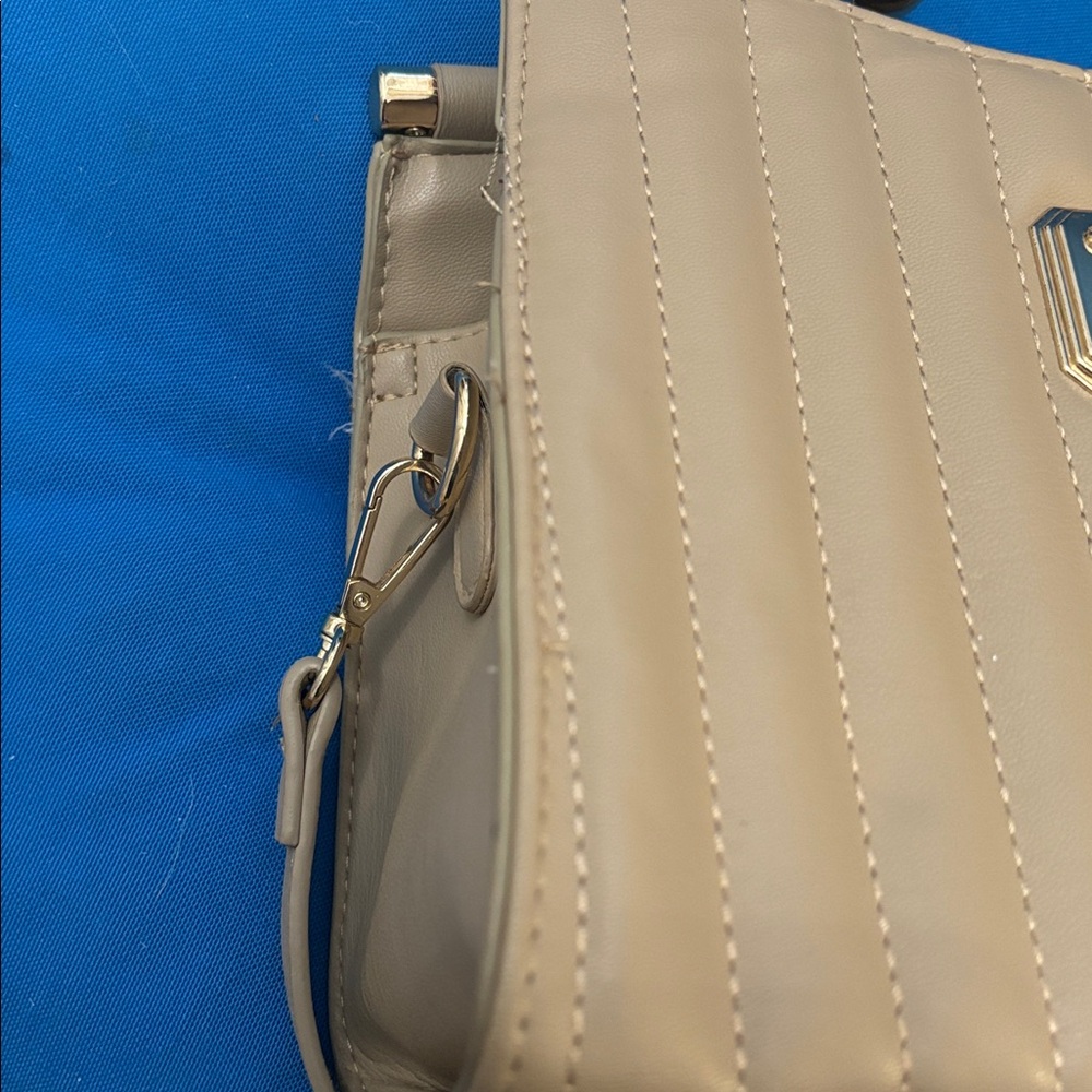 Bebe Los Angeles Purse Color Cream Gold Gently Used Shoulder Purse NWOTS - Picture 7 of 10